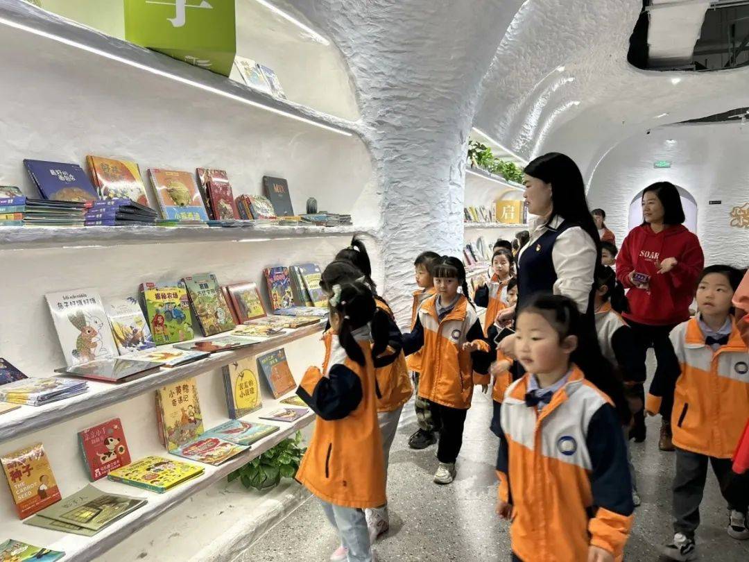 【主题活动】"走进图书馆" 童年有书 未来有梦