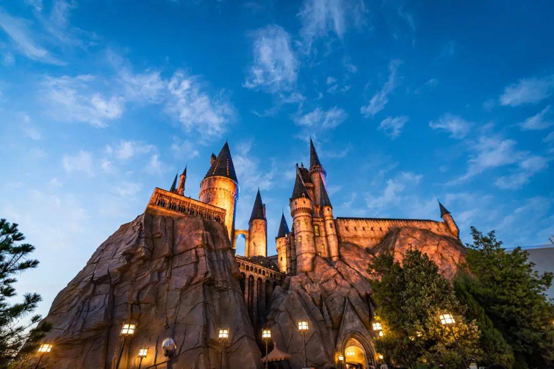 门票价格北京环球影城指定单日门票采取四级票价结构,即淡季日,平季日