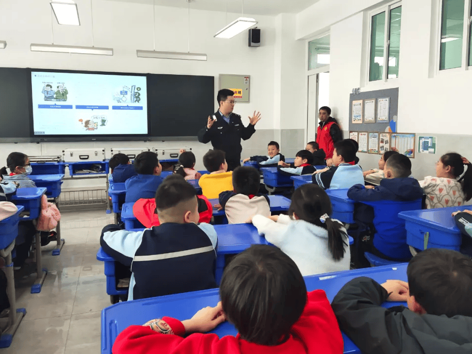 社区民辅警深入辖区科学院中学,兰州七中,南河小学,宁卧庄小学,科学院