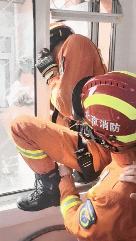 西城消防快速高效灵活成功营救被困儿童