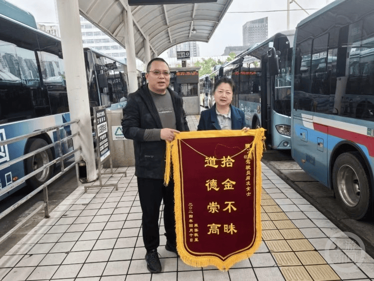 一把重要的风琴丢了幸好被这位热心公交驾驶员捡到