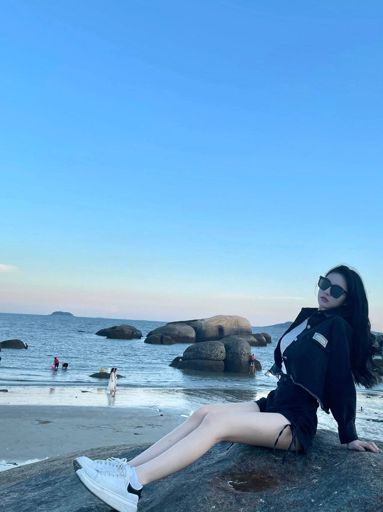 她的手机号码和微信号都是18650104565,非常方便联系.