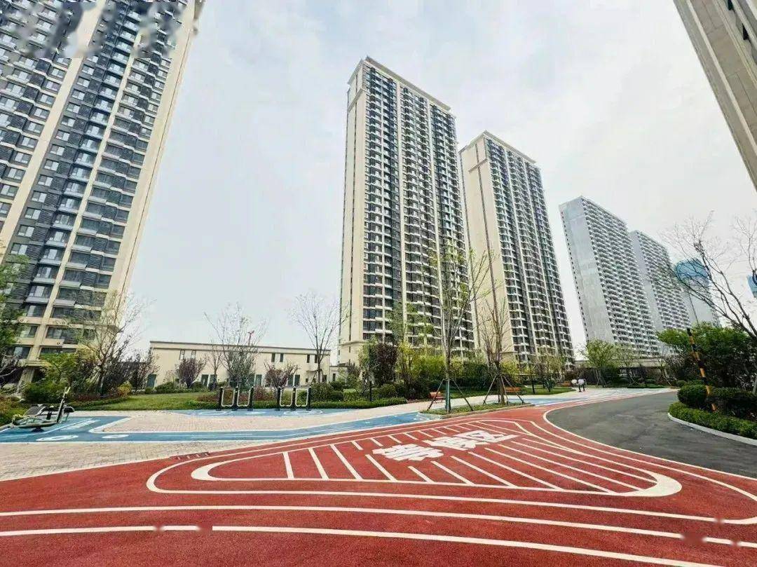 项目处于开工建设阶段,1-5#楼垫层施工全部完成,场区东侧,东南角边坡