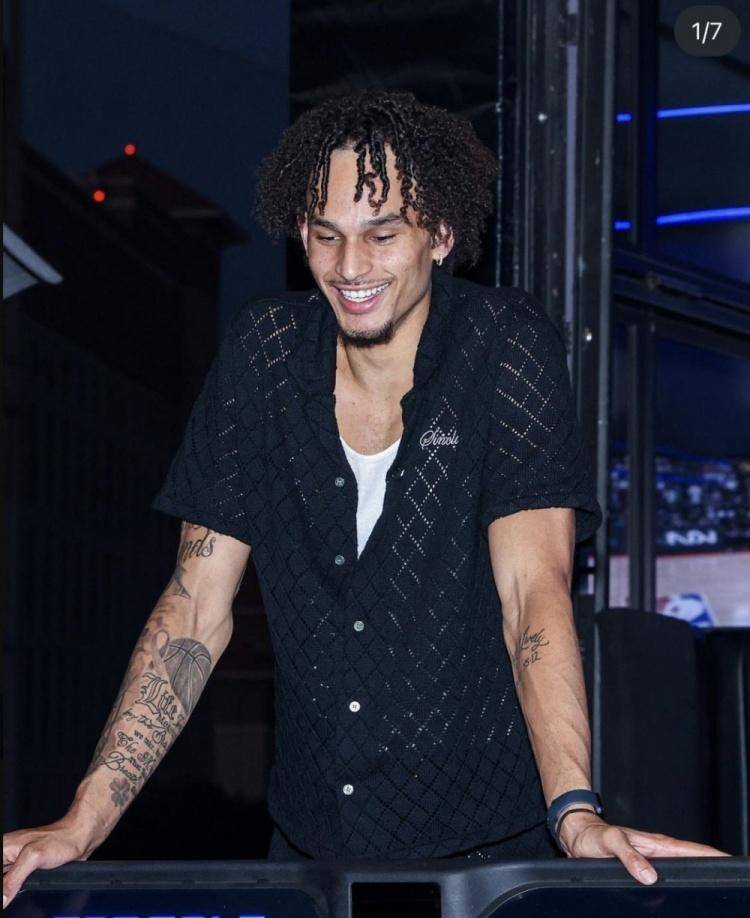 泪崩莱夫利每次我弯下腰腿上妈妈的纹身都会让我挺直腰杆