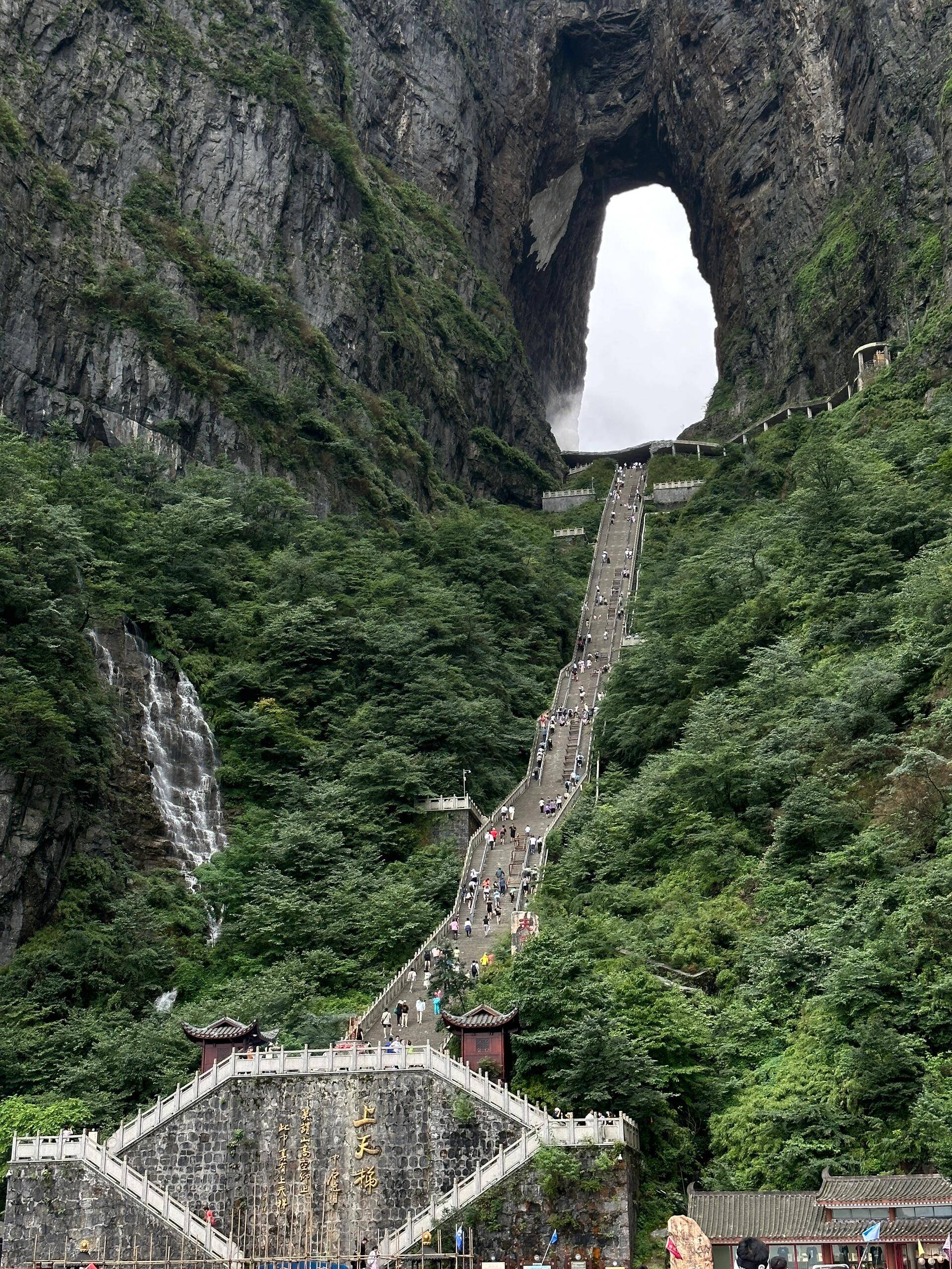 被誉为"地下宫殿"的黄龙洞,是国内最大的石灰岩溶洞.