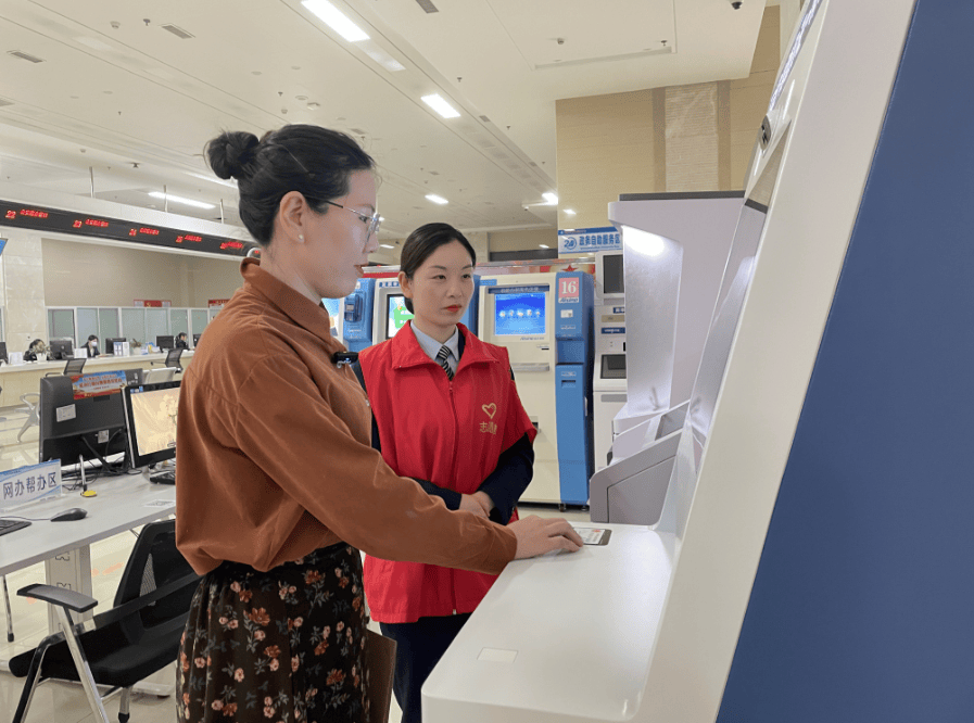 "这本证上有一个专属二维码,相当于房产的数字身份证,含有我们房屋