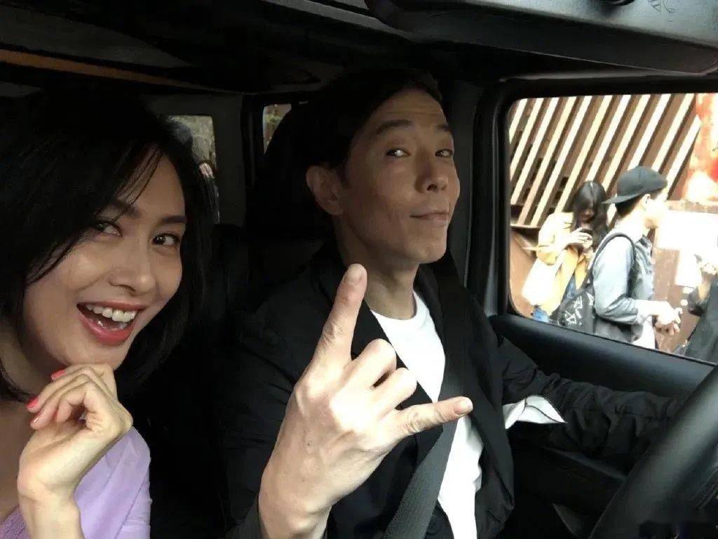 好久不见黄贯中和朱茵的女儿了长这么大了