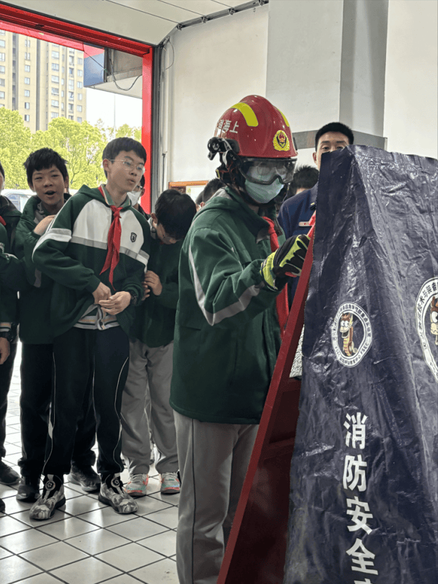 聚力工程致敬火焰蓝护航青春路汇贤奉浦联合中学汇贤校区七年级消防