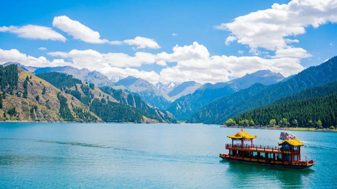 在天山大峡谷,南山牧场放飞心情和大自然约会去天山天池潜龙渊步道