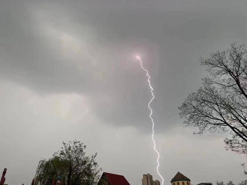 今年首场强对流来袭西安13日降水雷电大风齐聚