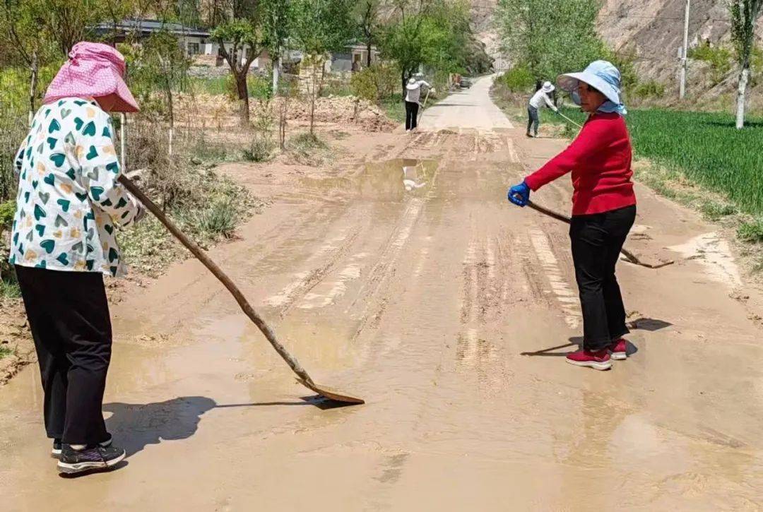三抓三促行动进行时蒿林乡积极开展雨后道路清淤保畅工作