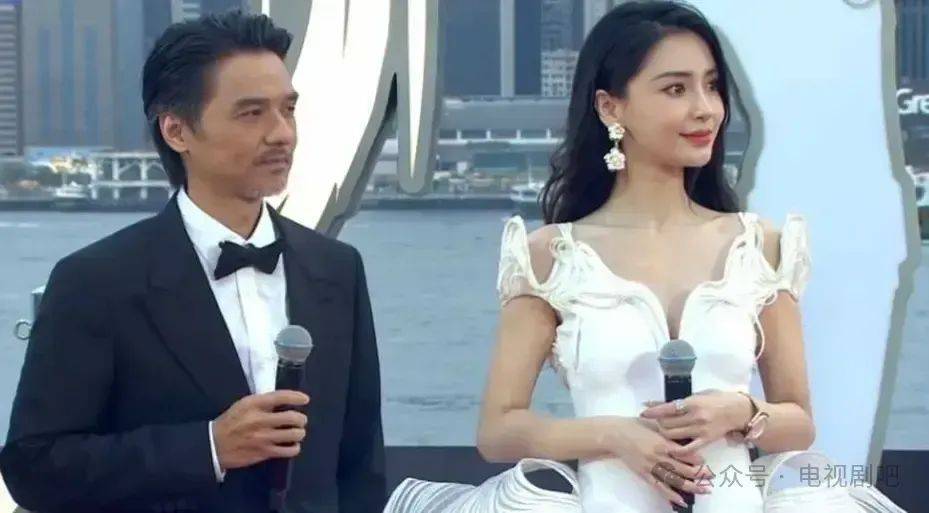 杨颖与冯德伦亮相金像奖红毯二人同框合影状态佳