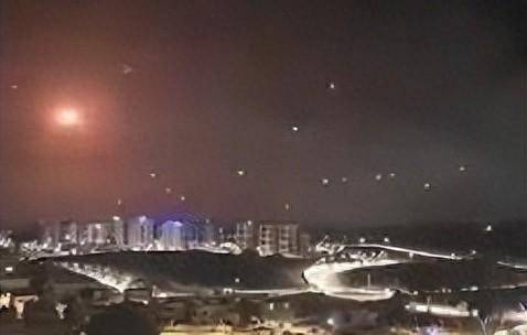 伊朗向以色列发射弹道导弹，红色光点布满夜空