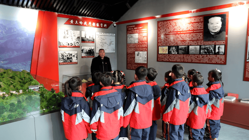 县委办工作人员张艺蓝正给来自易县大龙华中心小学五年级的同学们提问