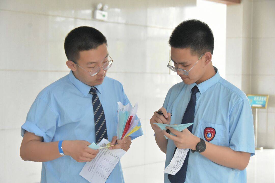 次比赛冠军的同学有:高一b4班龚家瑜,高一b4班付鈜沠,高一b4班刘雨轩