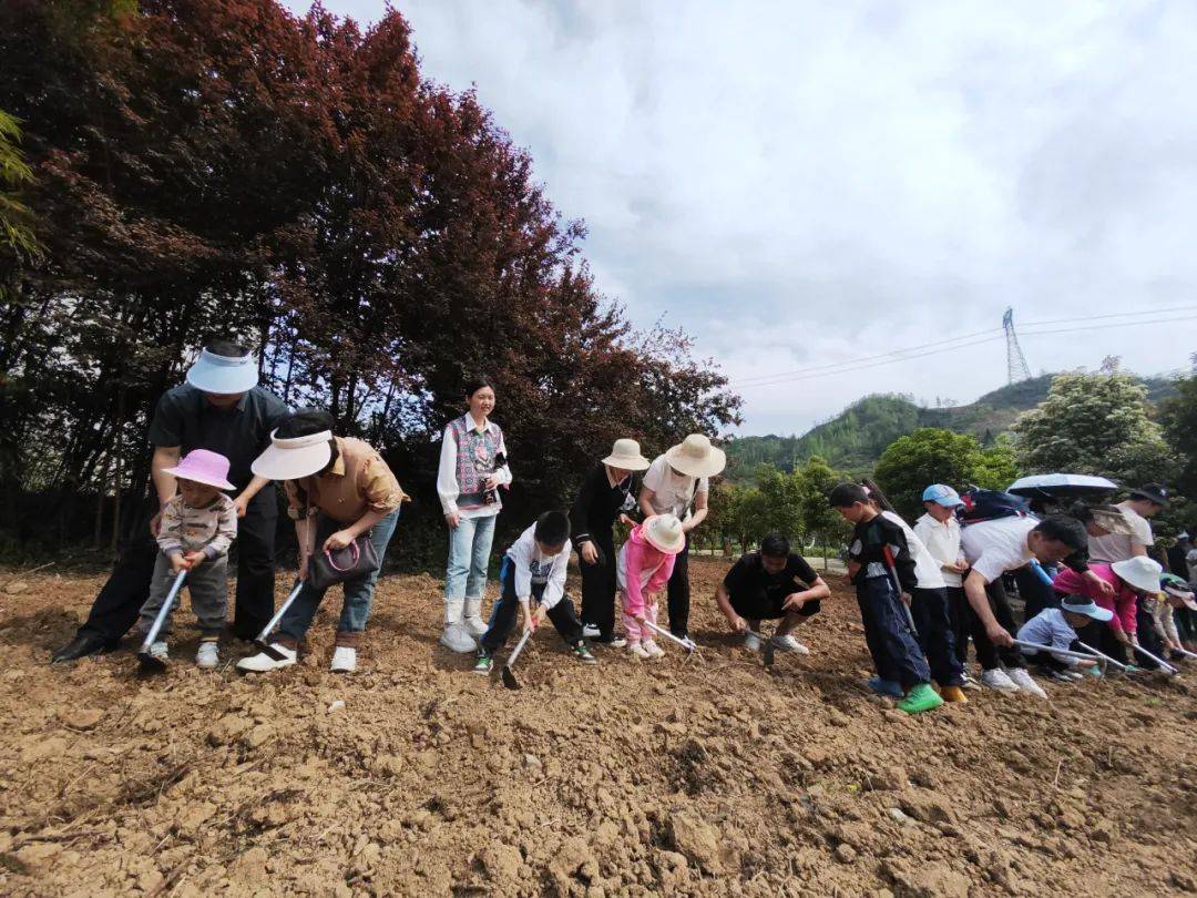 大方县核桃乡马白寨校外亲子劳动教育开启春耕活动