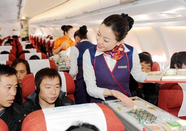 为何很多空姐甘愿饿着肚子也不肯吃飞机餐原因其实很简单