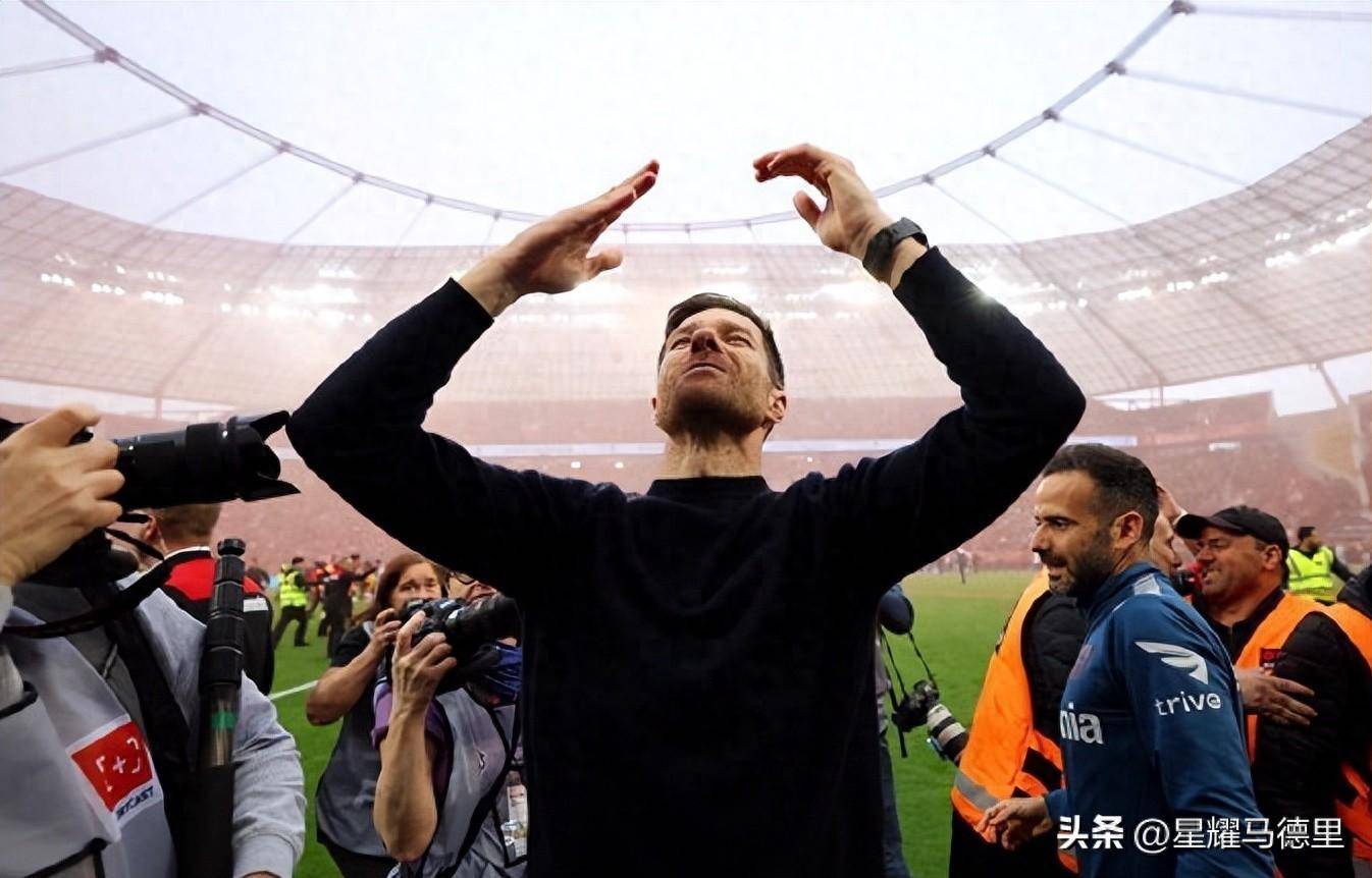 药厂夺冠后球迷挤爆球场,死忠激动落泪,42岁龙哥淡定挥手_勒沃库森