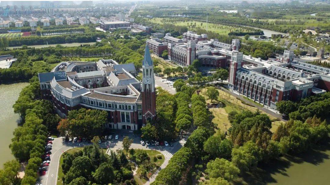 因学生告赢迪士尼爆火出圈这所上海高校非985211分数线却620起