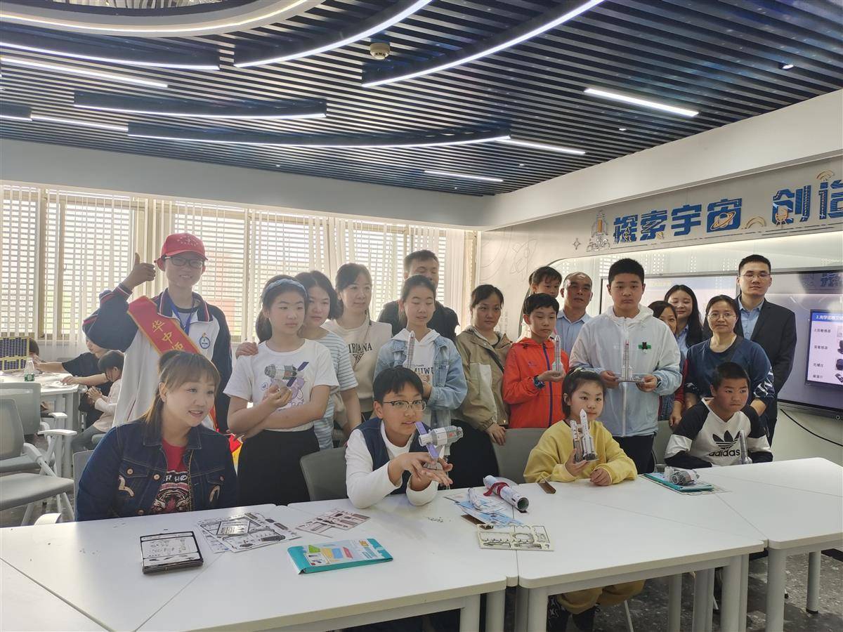 百校百馆我来行打卡华师大一附中双馆学生动手拼装火箭模型