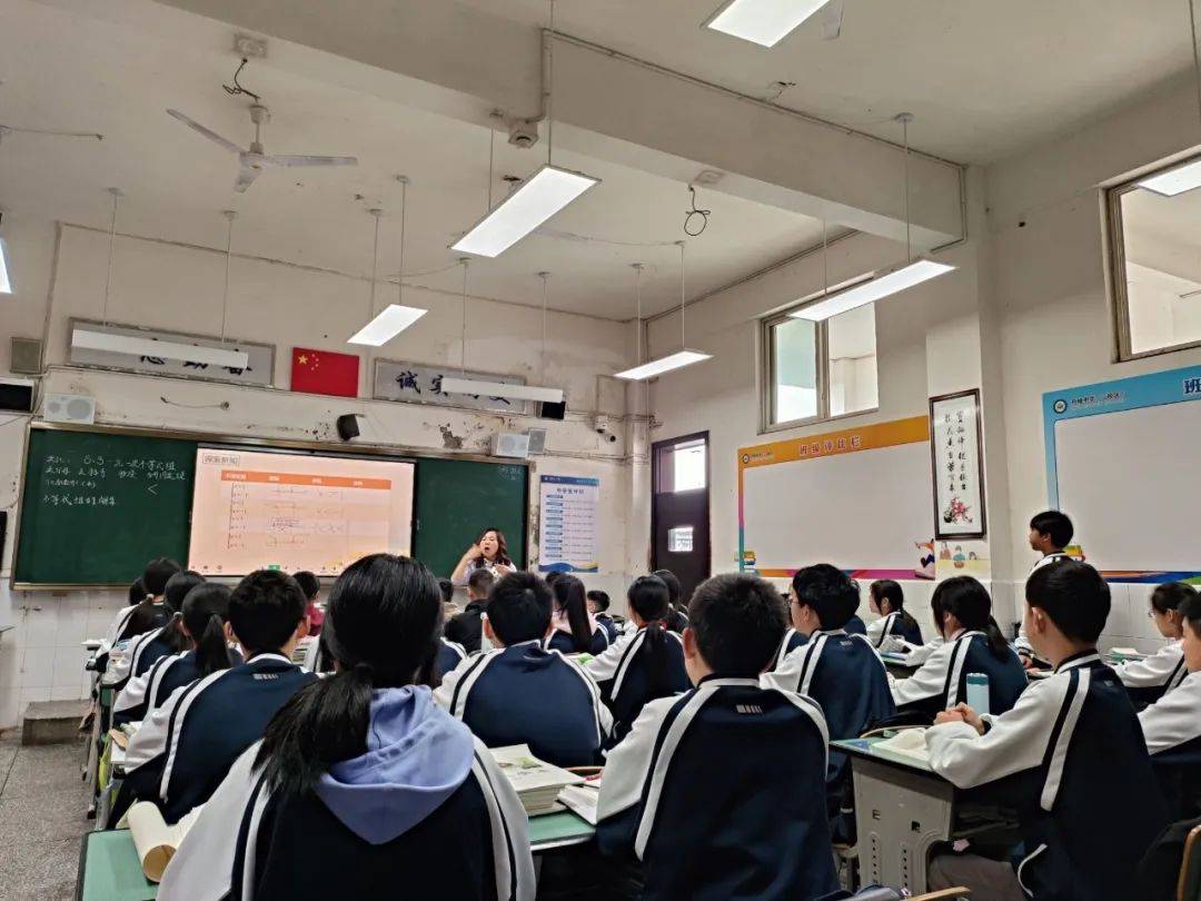 近日,丹棱县大雅名师任莉工作室在丹棱中学一校区,二校区开展了课堂