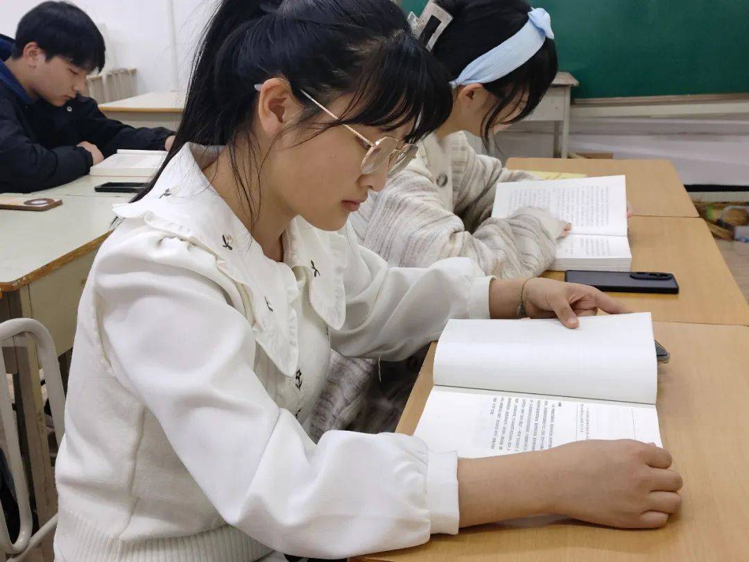 书香雪城阅享青春牡丹江大学团委开展第一期读书班活动