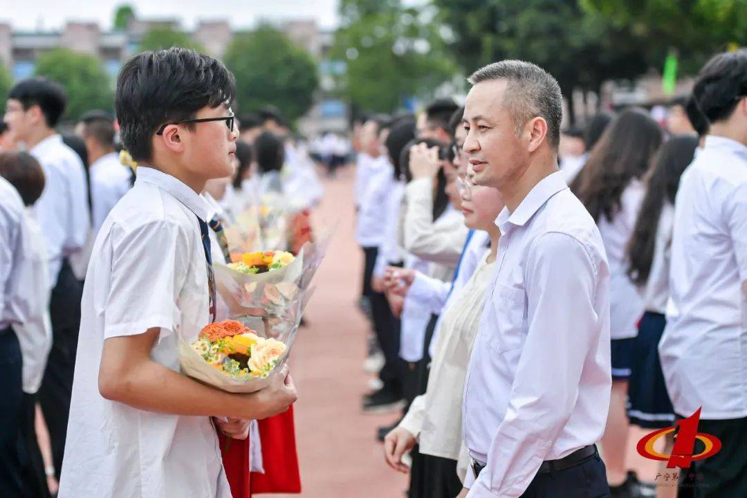 广宁第一中学举行2024届高三成人礼暨千人诵读宪法活动