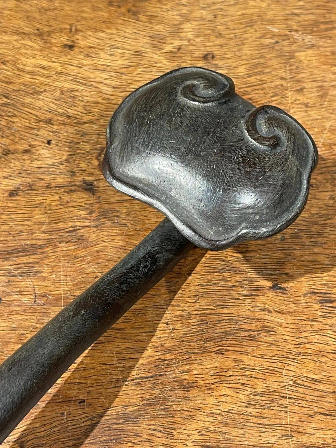 用之美朴实材质的升华▎紫檀关公立像与灵芝云头如意