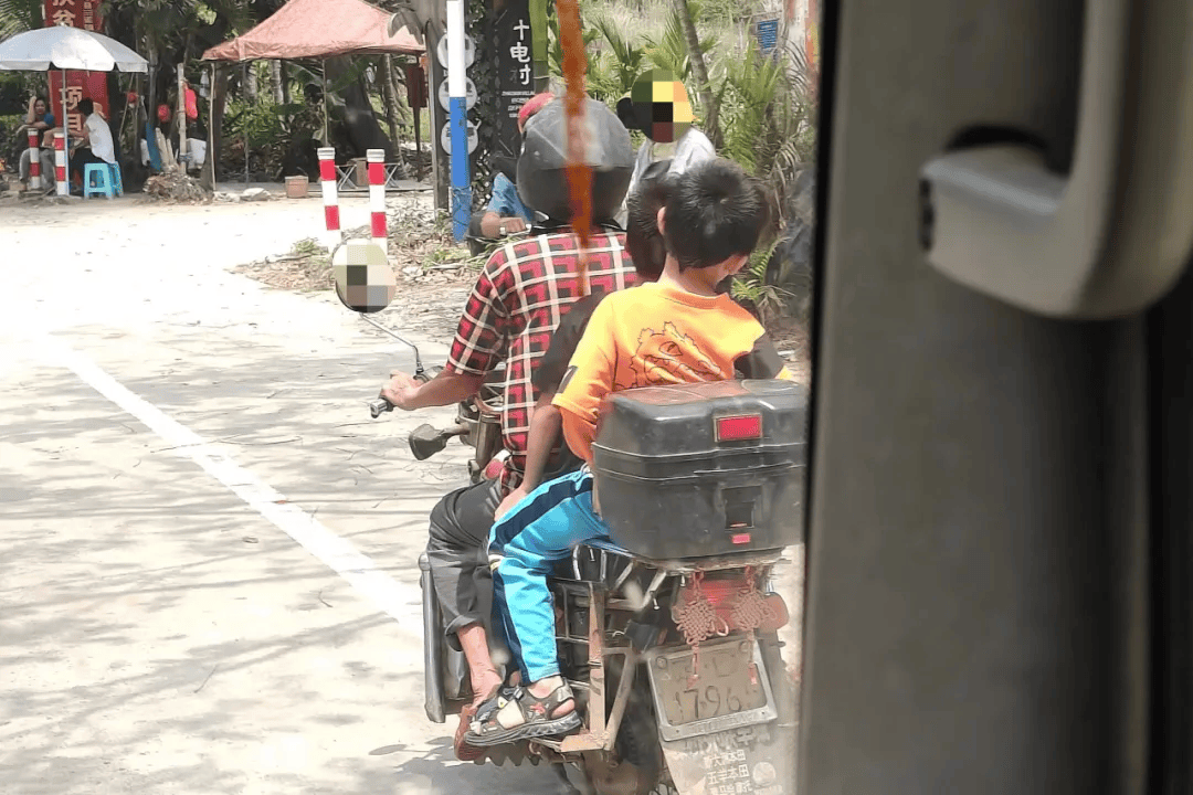 "随手拍 电子警察" | 骑行不戴头盔,脑袋真的"吃亏"_处罚_地点_自行车