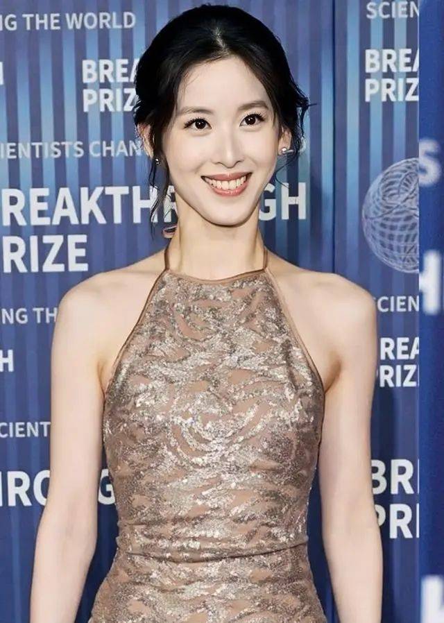 30岁章泽天现身科学界奥斯卡穿金色礼服明艳自信自爆家族病史