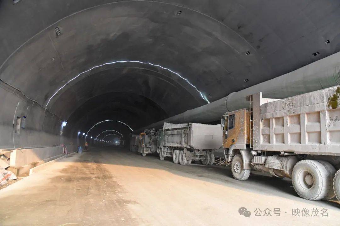 据了解,白塘岭隧道一带沿线属于阳信高速公路土建9标段,施工里程k74