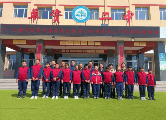 巴镇中心校师生赴卓资二中参观交通安全教育基地.