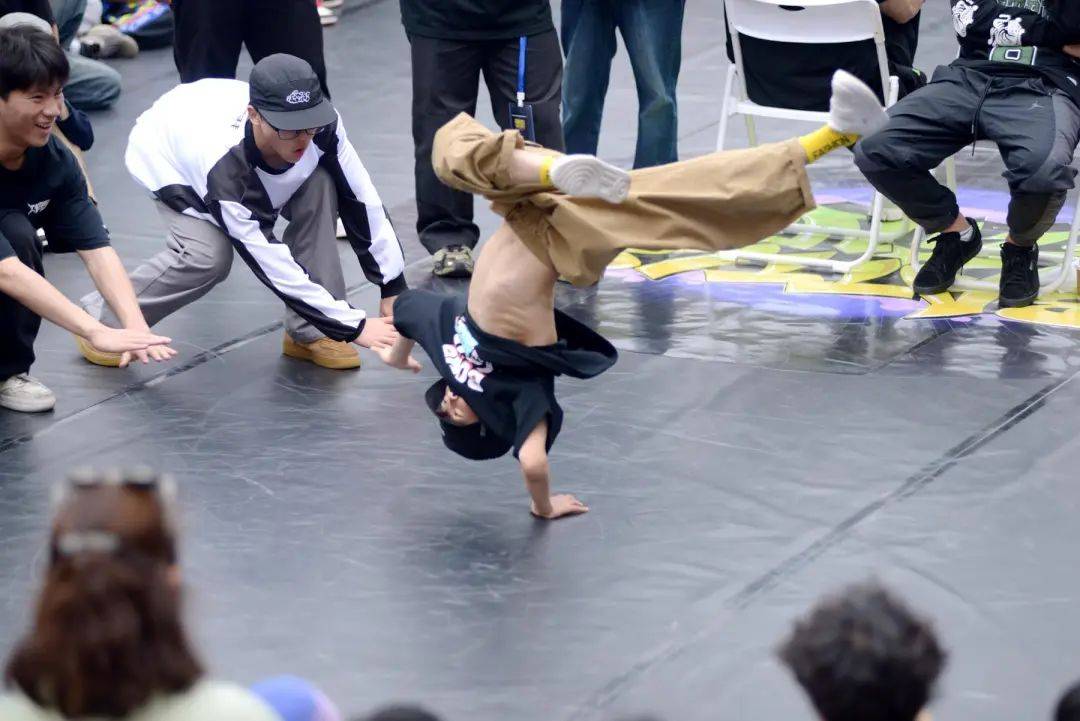 绕环,摆振,波浪形扭动等连贯组合而成的动作,结合滚,翻,转,跳,倒立,空