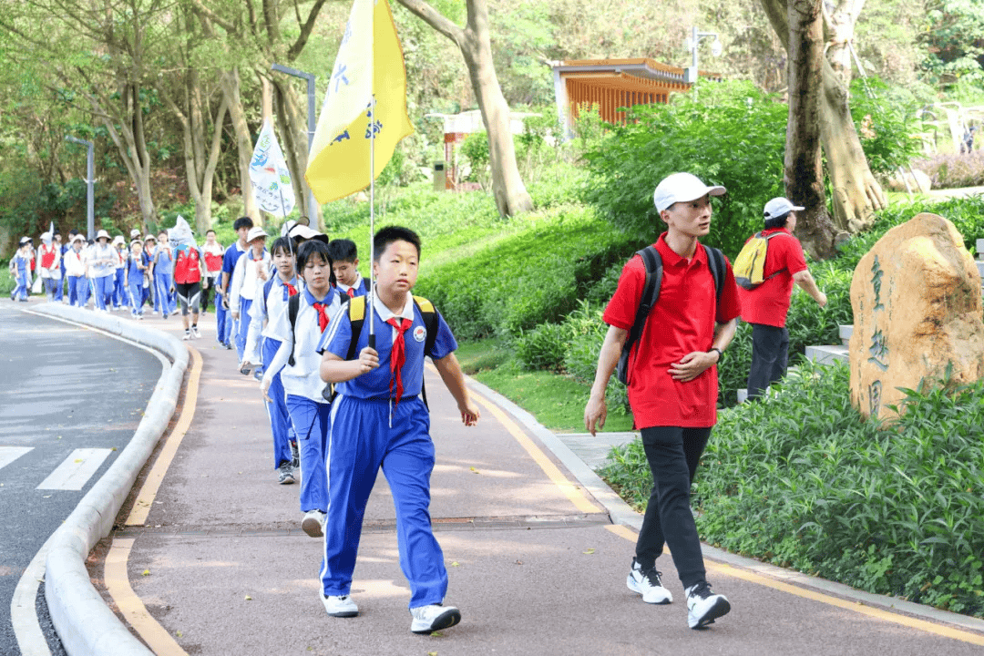 深圳上千名小学生,完成20公里远足挑战!