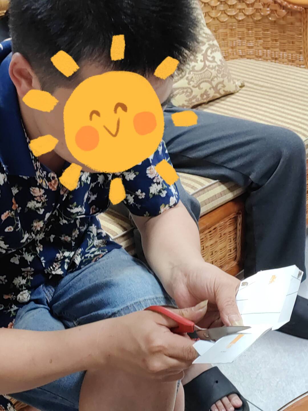 厦门有孩子翻起垃圾桶_烟盒_儿子_王先生