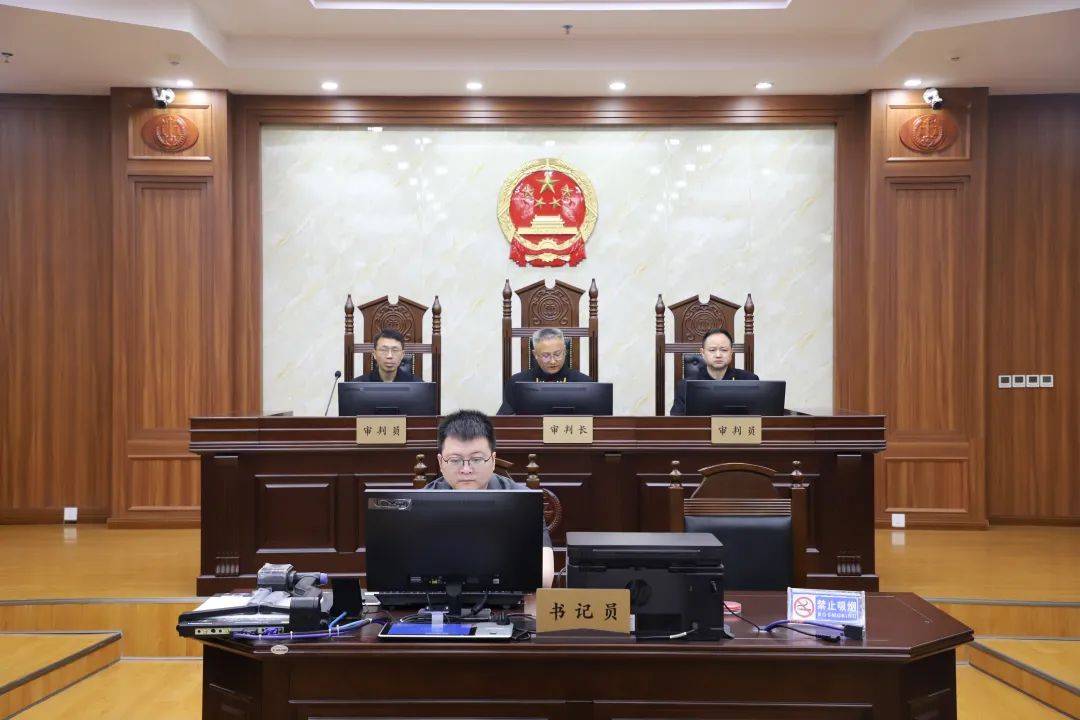 2023年,被告人张富杰利用担任平坝县委副书记,代理县长,平坝县委书记