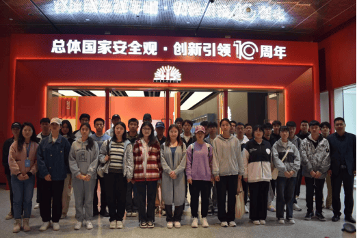 上海电力大学组织师生代表参观了上海市国家安全宣传教育展,让师生