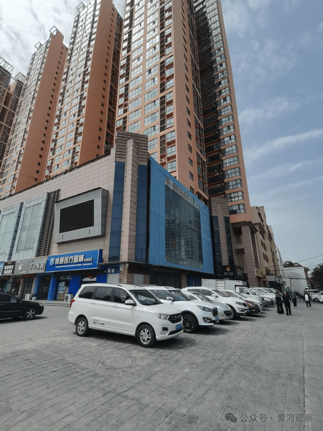 市政工程引起的无路可走和停车难呼唤运城市盐湖区交警大队人性化执法