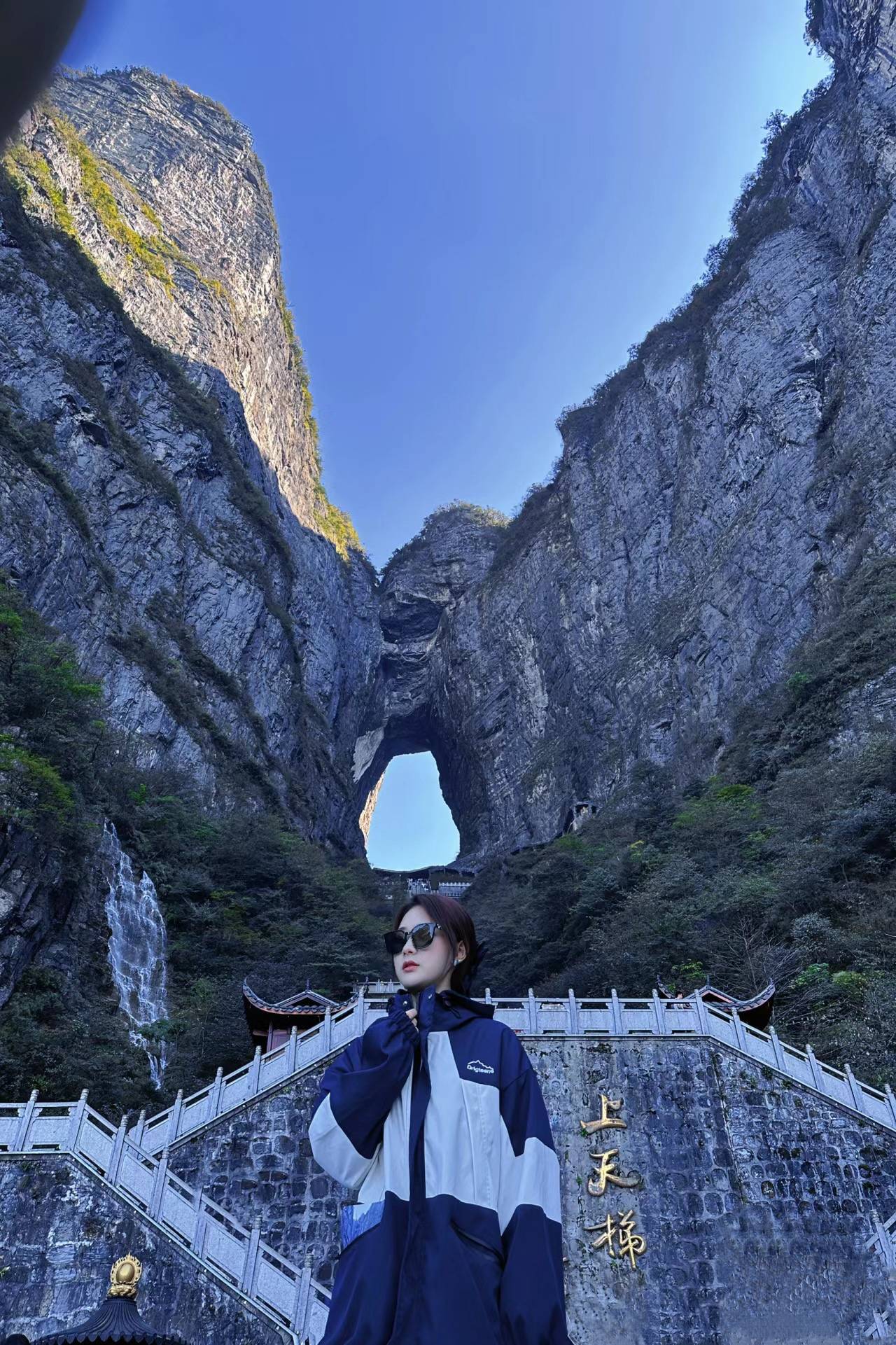 张家界市区有各类酒店供选择,如张家界大酒店,魅力湘西客栈等.