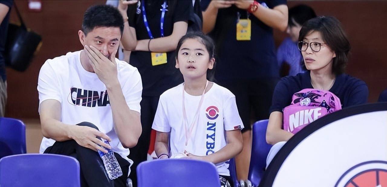 原创又胖了姚明女儿和外婆逛街身材臃肿目测180斤14岁身高19米