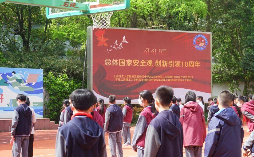 杨浦区打虎山路第一小学打造"爸爸课堂"系列,邀请一位海军爸爸作为