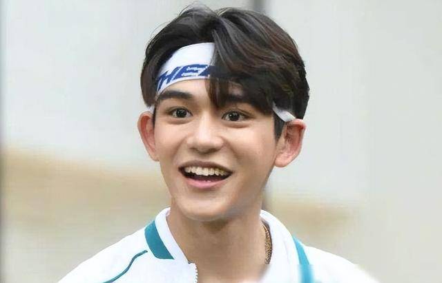 另一位话题人物是韩国男团got7前成员黄旭熙.