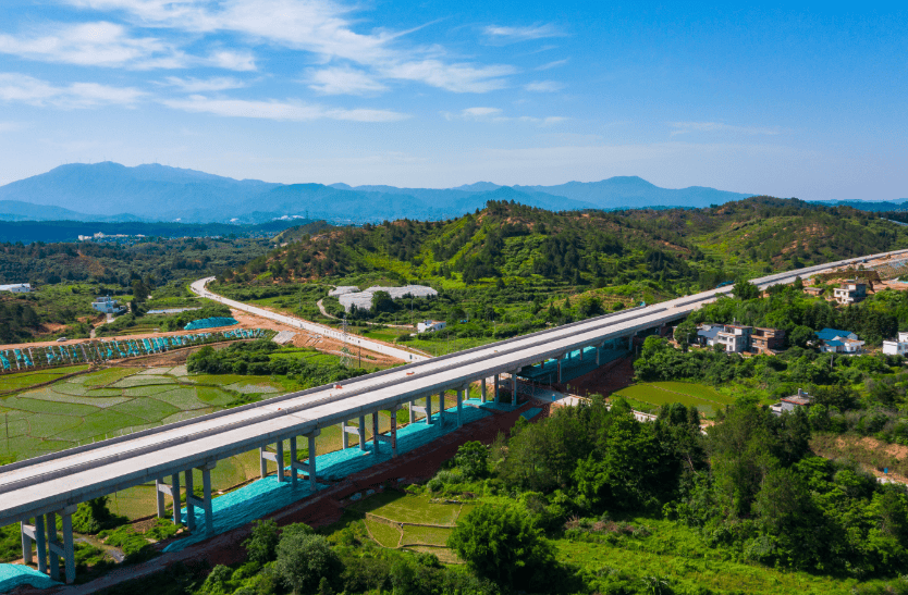 4公里对接广东境内龙紫高速和江西境内寻龙高速,连通广东龙川,江西