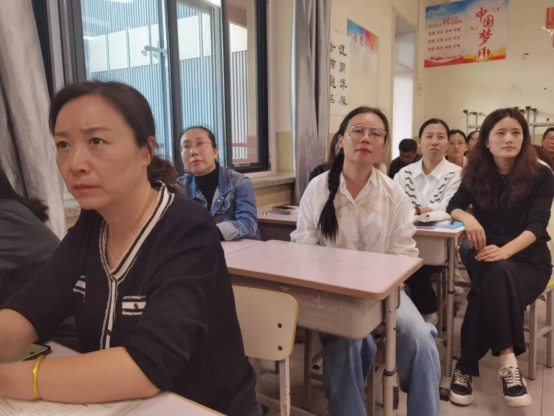 保定市第十七中学在德育工作方面厚植家国情怀,注重品德修养,加强教师