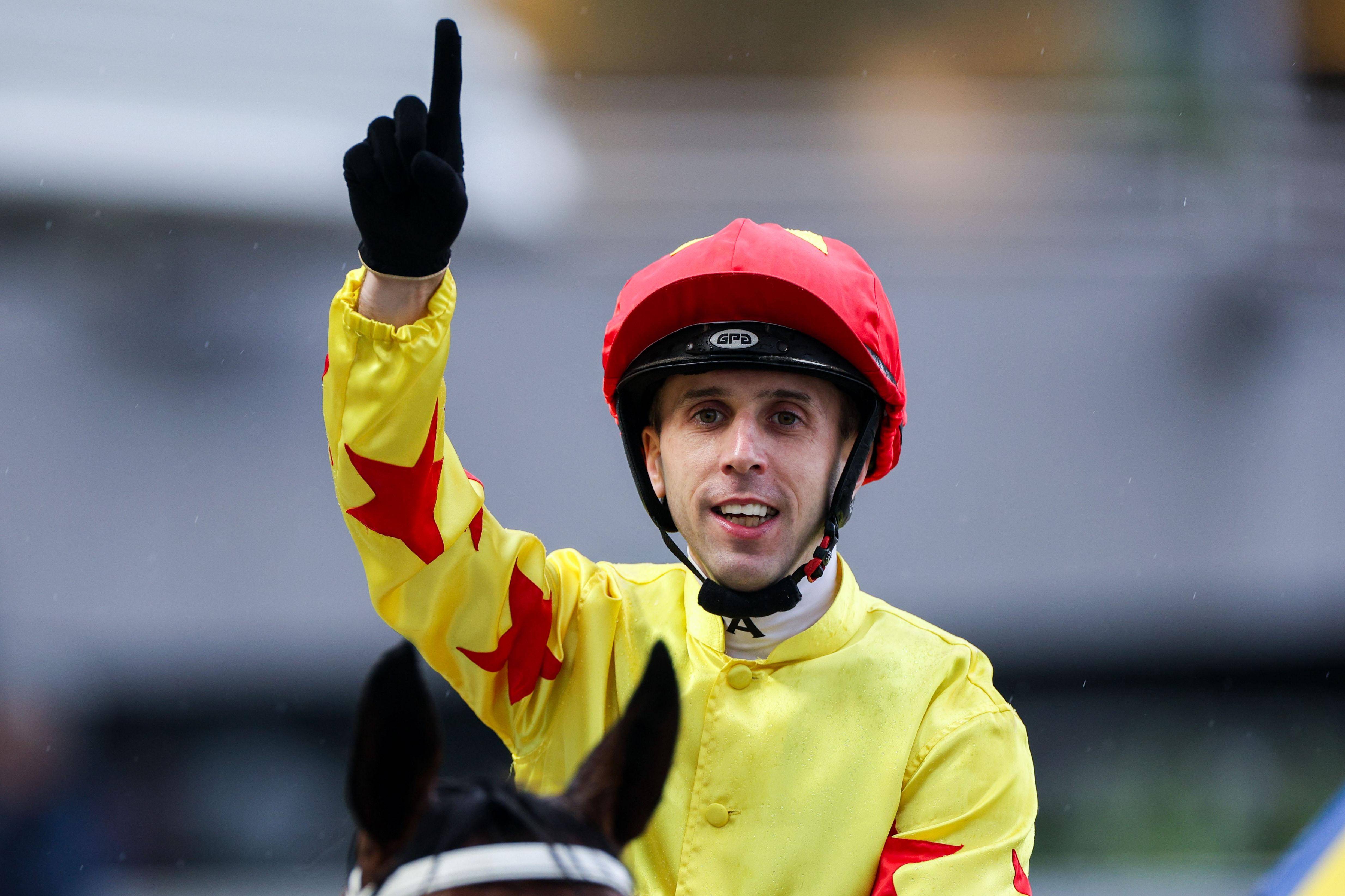 33岁的艾道拿曾经为一名见习生,与澳洲著名女练马师,赛马殿堂级人物活