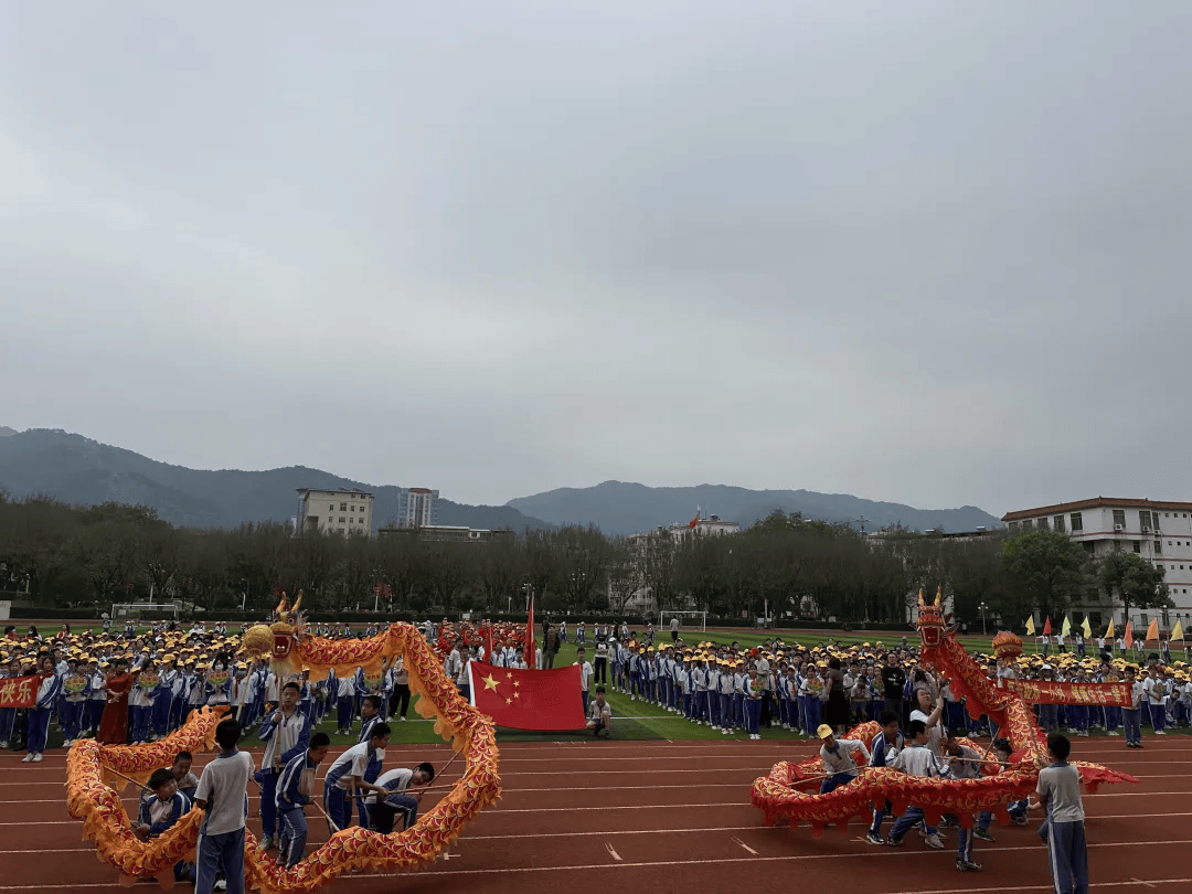 上午7:30分,蕉岭中学熊德龙体育场上响起了熟悉的音乐,锣鼓喧天,热闹