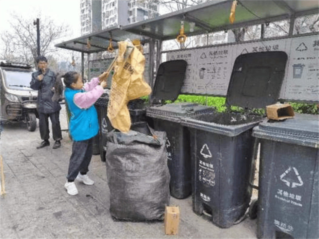 卢沟桥街道康馨家园北区社区妇联和小爱志愿服务队青少年一起开展白色