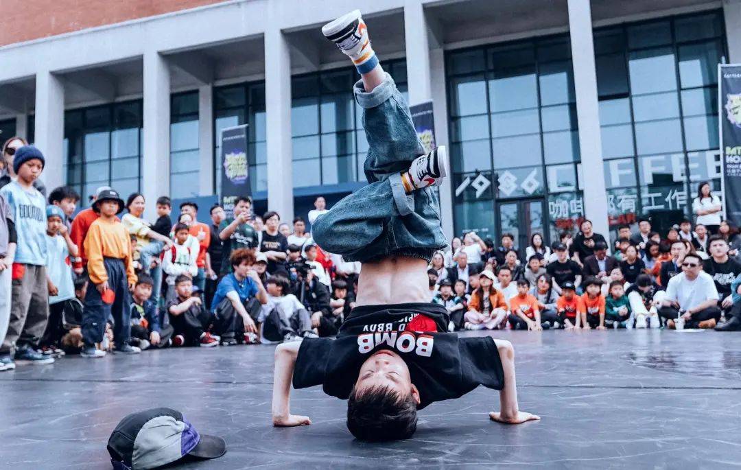 绕环,摆振,波浪形扭动等连贯组合而成的动作,结合滚,翻,转,跳,倒立,空