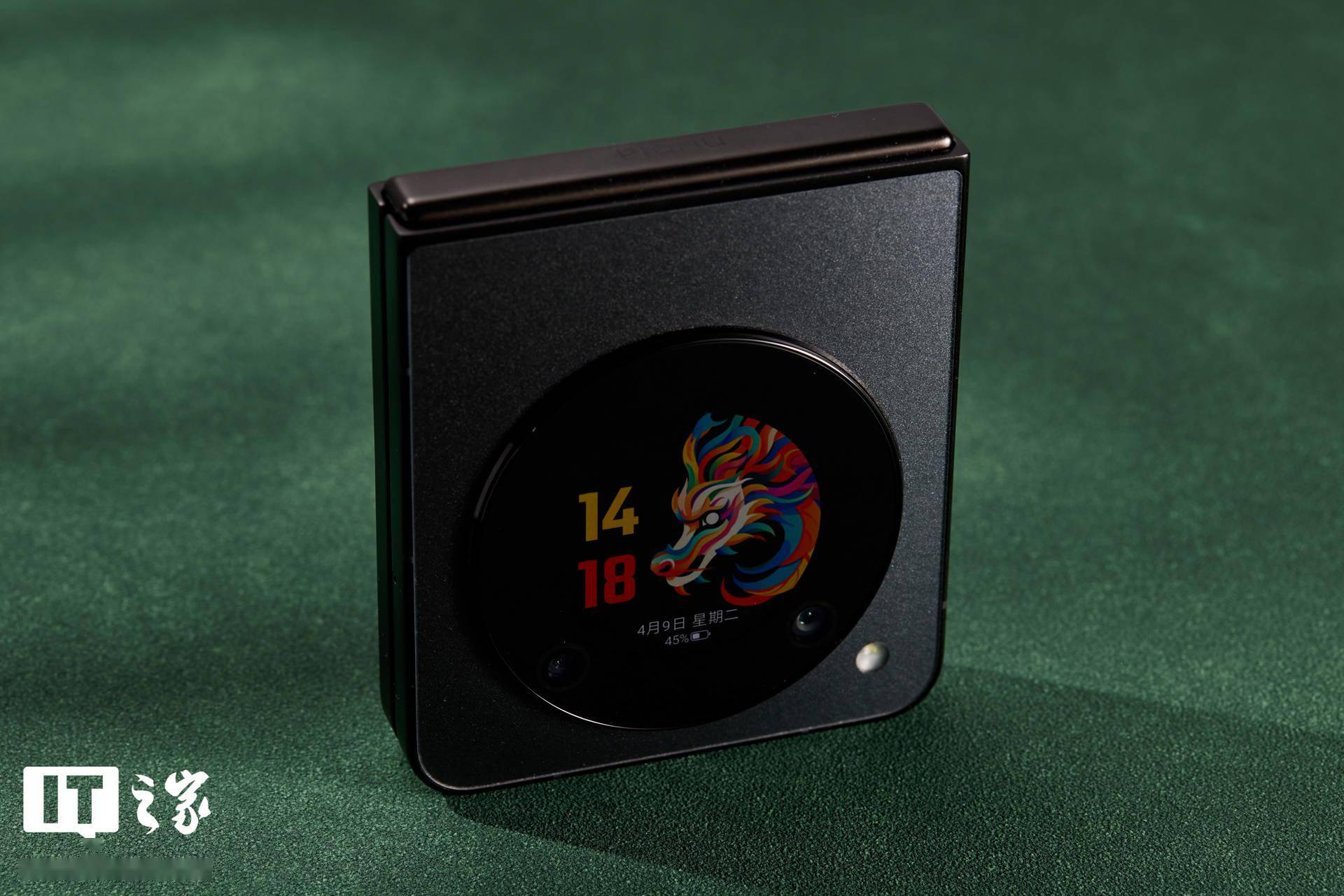 外屏熄屏方面,努比亚 flip 提供了外屏时钟,个性签名,龙年定制,动态熄