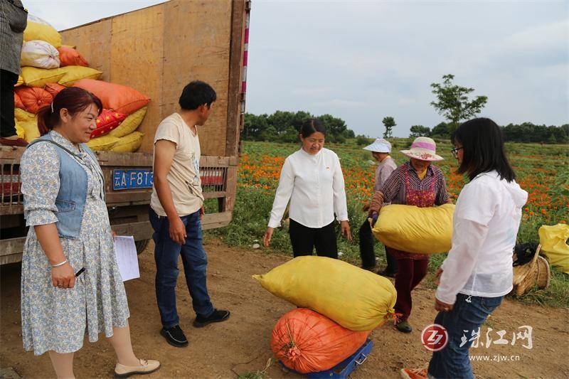 为防止矛盾升级,龙虹带领村干部多次来到他们两家,详细了解当事人双方